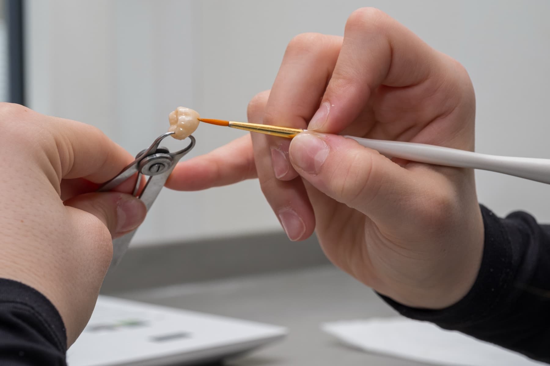 Modernste CAD/CAM-Technologie im Labor von Denta-Tech in Zürich